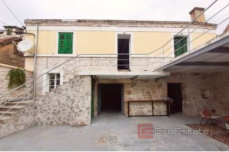 009 2016 372 split family house with yard for rent