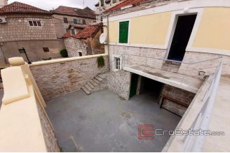009 2016 372 split family house with yard for rent