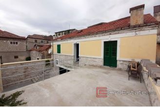 009 2016 372 split family house with yard for rent