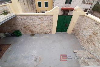 009 2016 372 split family house with yard for rent