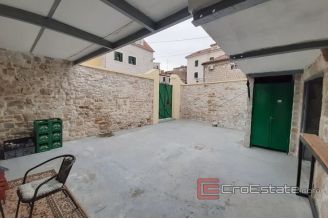 009 2016 372 split family house with yard for rent