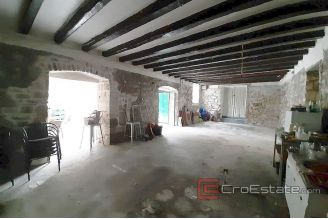 009 2016 372 split family house with yard for rent