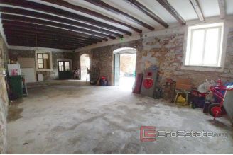 009 2016 372 split family house with yard for rent