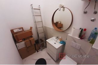007 2016 458 business space for rent Split