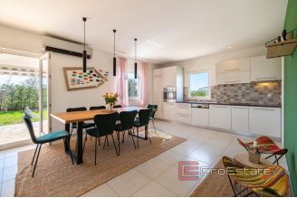 0015 5014 30 detached house with pool Zadar for sale