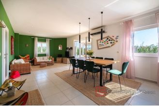 0015 5014 30 detached house with pool Zadar for sale