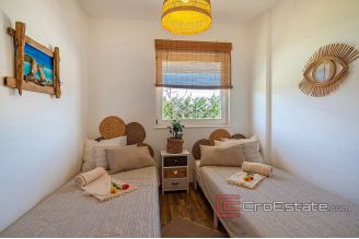 0015 5014 30 detached house with pool Zadar for sale