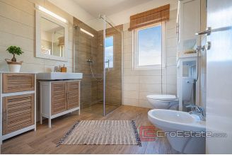 0015 5014 30 detached house with pool Zadar for sale