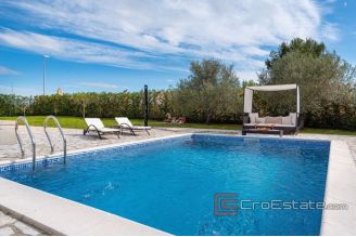 0015 5014 30 detached house with pool Zadar for sale