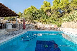 019 5301 30 island solta stone house with pool for sale