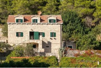 019 5301 30 island solta stone house with pool for sale