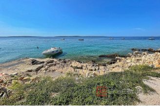 0019 2022 311 Pag villa with luxury apartments first row to the sea
