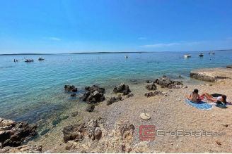 0019 2022 311 Pag villa with luxury apartments first row to the sea