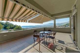 0010 2028 01 Split area apartment house with sea view