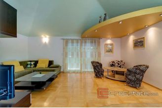 0010 2028 01 Split area apartment house with sea view