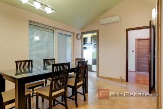 0010 2028 01 Split area apartment house with sea view