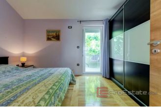 0010 2028 01 Split area apartment house with sea view