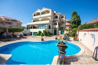 0005 2029 04 Sibenik apartment house with sea view