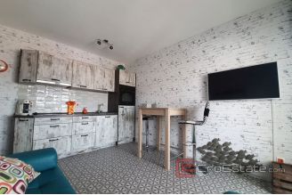 020 2018 160 Ciovo two bedroom apartment with sea view for sale