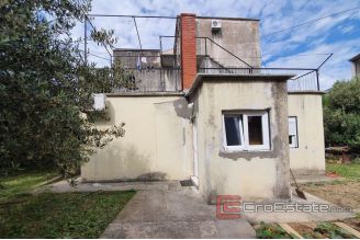 006 2018 161 Split semi detached house with garden for sale