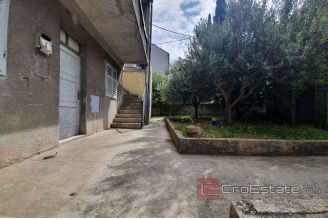 006 2018 161 Split semi detached house with garden for sale