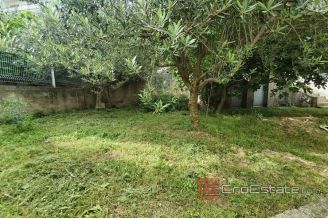 006 2018 161 Split semi detached house with garden for sale