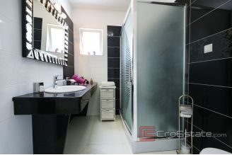 017 2014 749 Rogoznica villa with pool and sea view for sale