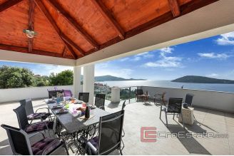 017 2014 749 Rogoznica villa with pool and sea view for sale
