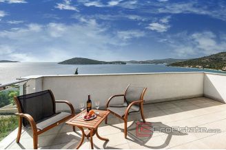 017 2014 749 Rogoznica villa with pool and sea view for sale