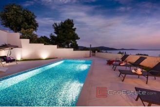 017 2014 749 Rogoznica villa with pool and sea view for sale