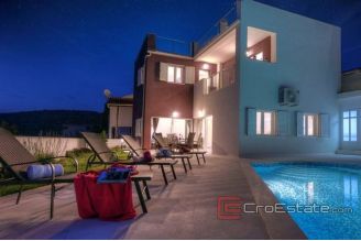 017 2014 749 Rogoznica villa with pool and sea view for sale
