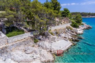 19 2011 92 Brac house seafront for sale