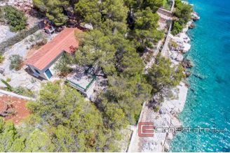 19 2011 92 Brac house seafront for sale