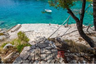 19 2011 92 Brac house seafront for sale