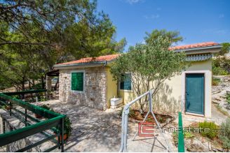 19 2011 92 Brac house seafront for sale