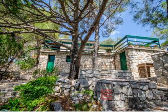 19 2011 92 Brac house seafront for sale