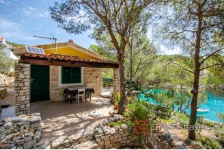 19 2011 92 Brac house seafront for sale