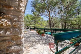 19 2011 92 Brac house seafront for sale
