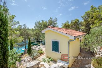 19 2011 92 Brac house seafront for sale