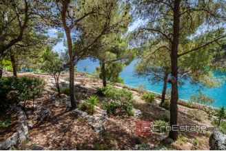 19 2011 92 Brac house seafront for sale
