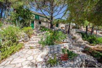 19 2011 92 Brac house seafront for sale
