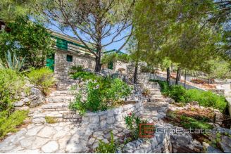 19 2011 92 Brac house seafront for sale