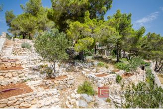 19 2011 92 Brac house seafront for sale