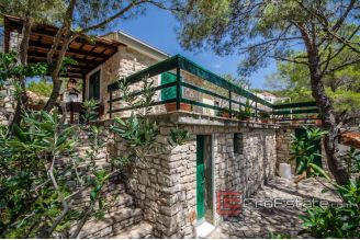 19 2011 92 Brac house seafront for sale
