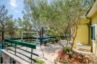 19 2011 92 Brac house seafront for sale