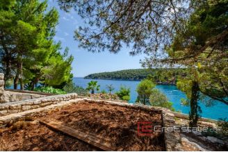19 2011 92 Brac house seafront for sale