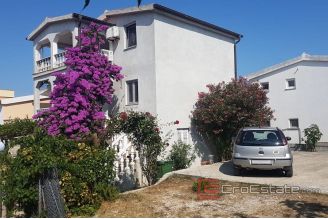 011 2114 01 the island of Vir family house on three floors near the sea