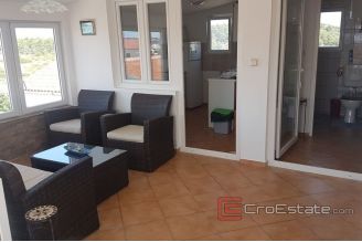 011 2114 01 the island of Vir family house on three floors near the sea