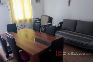 011 2114 01 the island of Vir family house on three floors near the sea