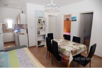 011 2114 01 the island of Vir family house on three floors near the sea